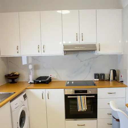 Modern 2bd Near Mall- Internet 1gbps Apartment Paphos