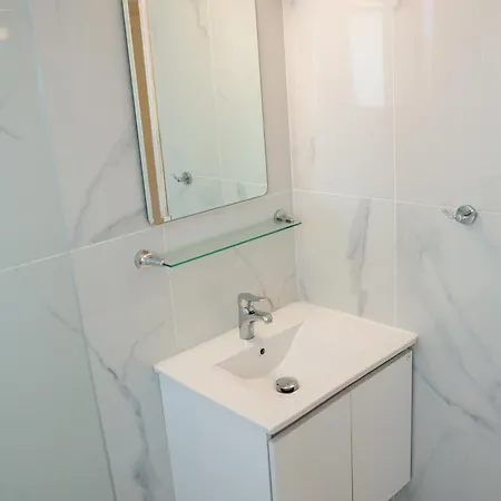 Modern 2bd Near Mall- Internet 1gbps Apartment *