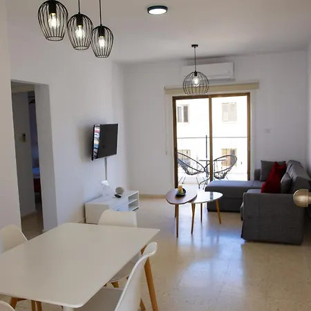Modern 2bd Near Mall- Internet 1gbps Apartment Paphos